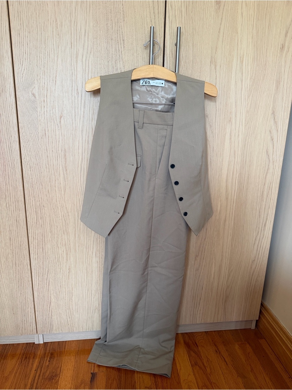 Zara Men’s Beige/Tan Tailored Waistcoat with Matching Trousers